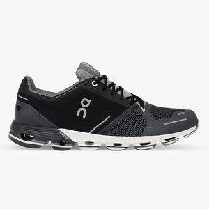 On Cloudflyer Black | White US 7 (Women’s).